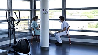 أحد أفراد الطاقم الطبي يتحدث مع طبيب نفساني في مستشفى جامعة ستراسبورغ في إطار الدعم الطبي النفسي لوباء كوفيد-19 للمهنيين الصحيين والطلاب، 6 مايو 2020