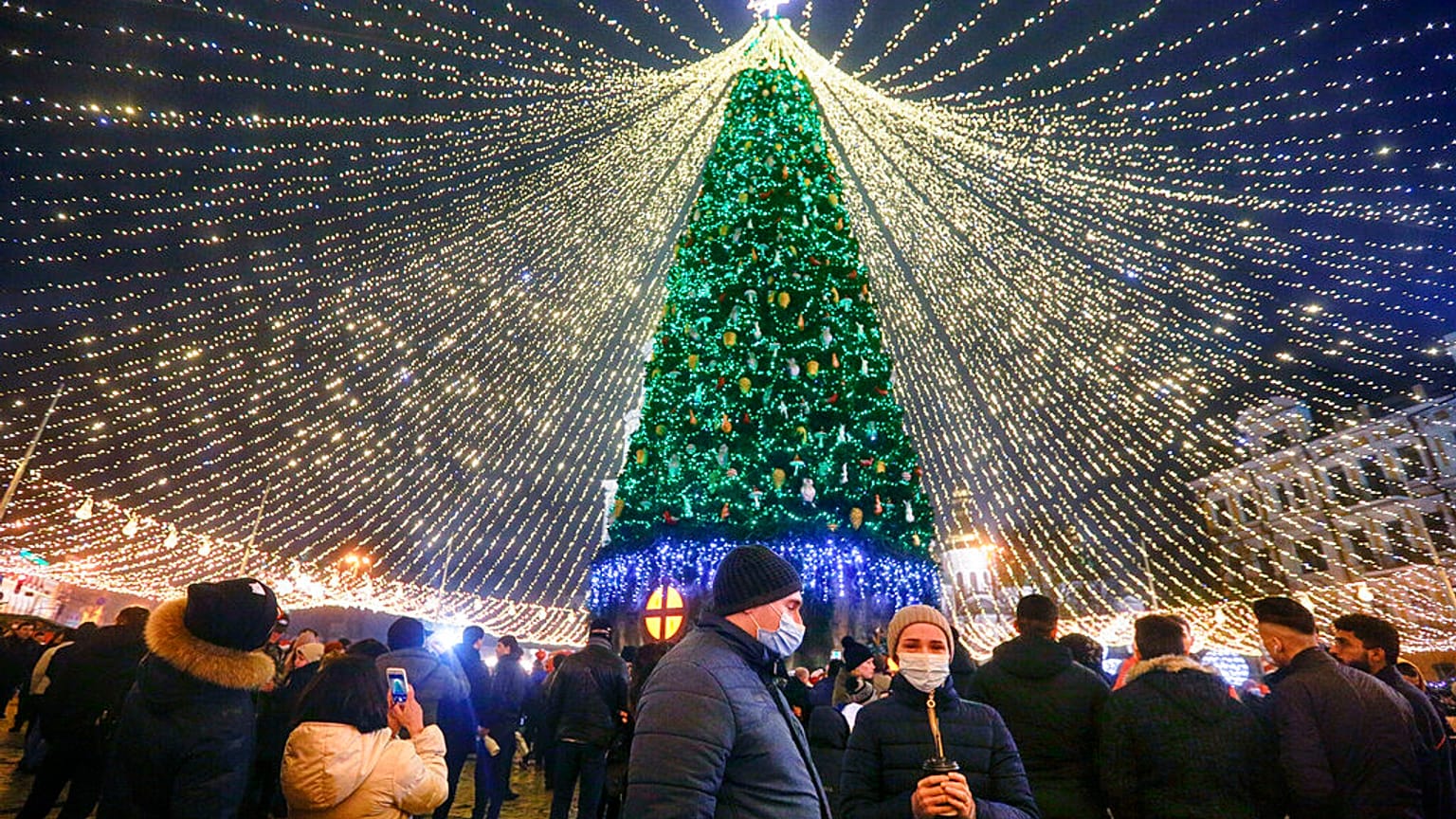 Los árboles de Navidad iluminan calles y plazas en todo el mundo