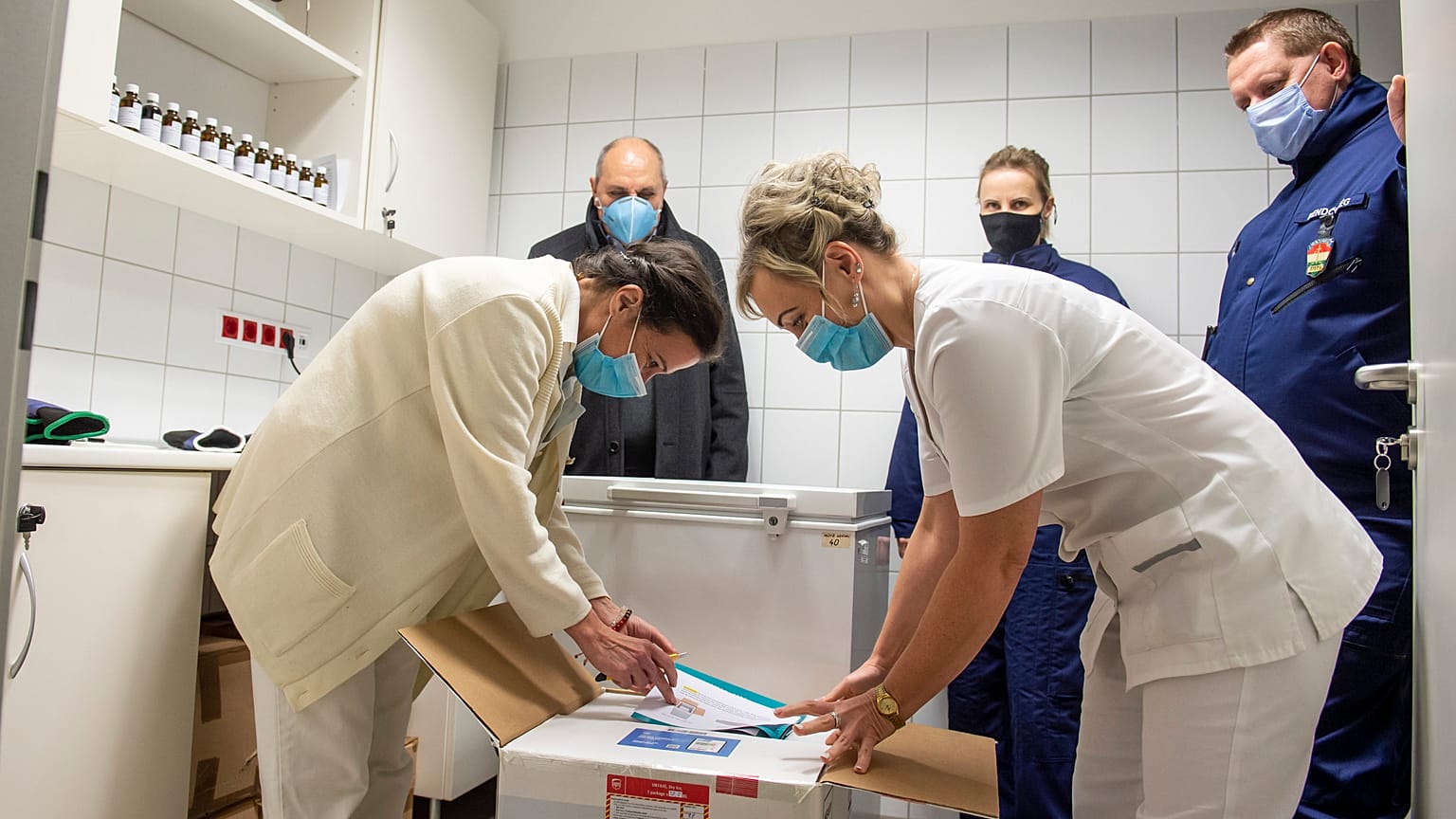 Az újonnan érkezett Pfizer-BioNTech-vakcinákat csomagolják ki a balassagyarmati Dr. Kenessey Albert Kórházban 2021. január 20-án.