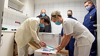 Az újonnan érkezett Pfizer-BioNTech-vakcinákat csomagolják ki a balassagyarmati Dr. Kenessey Albert Kórházban 2021. január 20-án.
