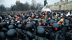 Cientos de personas desafían a la policía durante una protesta contra el encarcelamiento del líder de la oposición, Alexei Navalny, en San Petersburgo.
