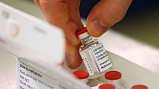 Vial de la vacuna contra la COVID-19 desarrollada por AstraZeneca y Oxford