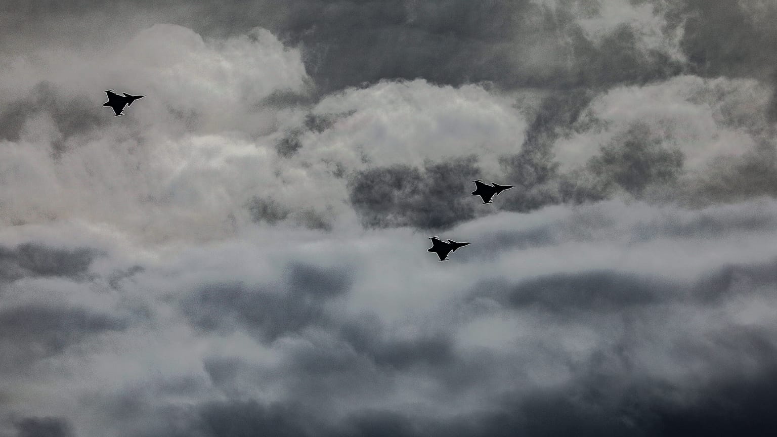 A Magyar Honvédség Gripen típusú vadászrepülőgépei kötelékrepüléssel búcsúztak a 97 éves korában elhunyt Frankó Endre nyugállományú főhadnagytól. 