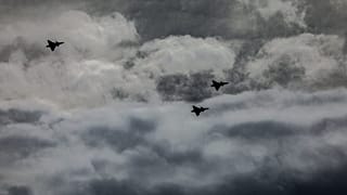 A Magyar Honvédség Gripen típusú vadászrepülőgépei kötelékrepüléssel búcsúztak a 97 éves korában elhunyt Frankó Endre nyugállományú főhadnagytól. 