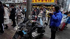 Normalbetrieb, doch der Schrecken sitzt noch: Wuhan ein Jahr nach Beginn der Abriegelung. 