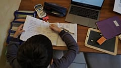 Bir çocuk bilgisayar üzerinden çalışıyor