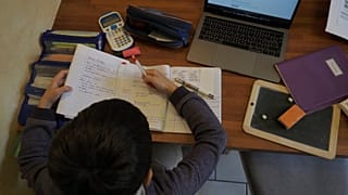 Bir çocuk bilgisayar üzerinden çalışıyor