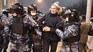 الشرطة تعتقل رجلا خلال مظاهرة ضد اعتقال زعيم المعارضة ألكسي نافالني في موسكو. 2021/01/23