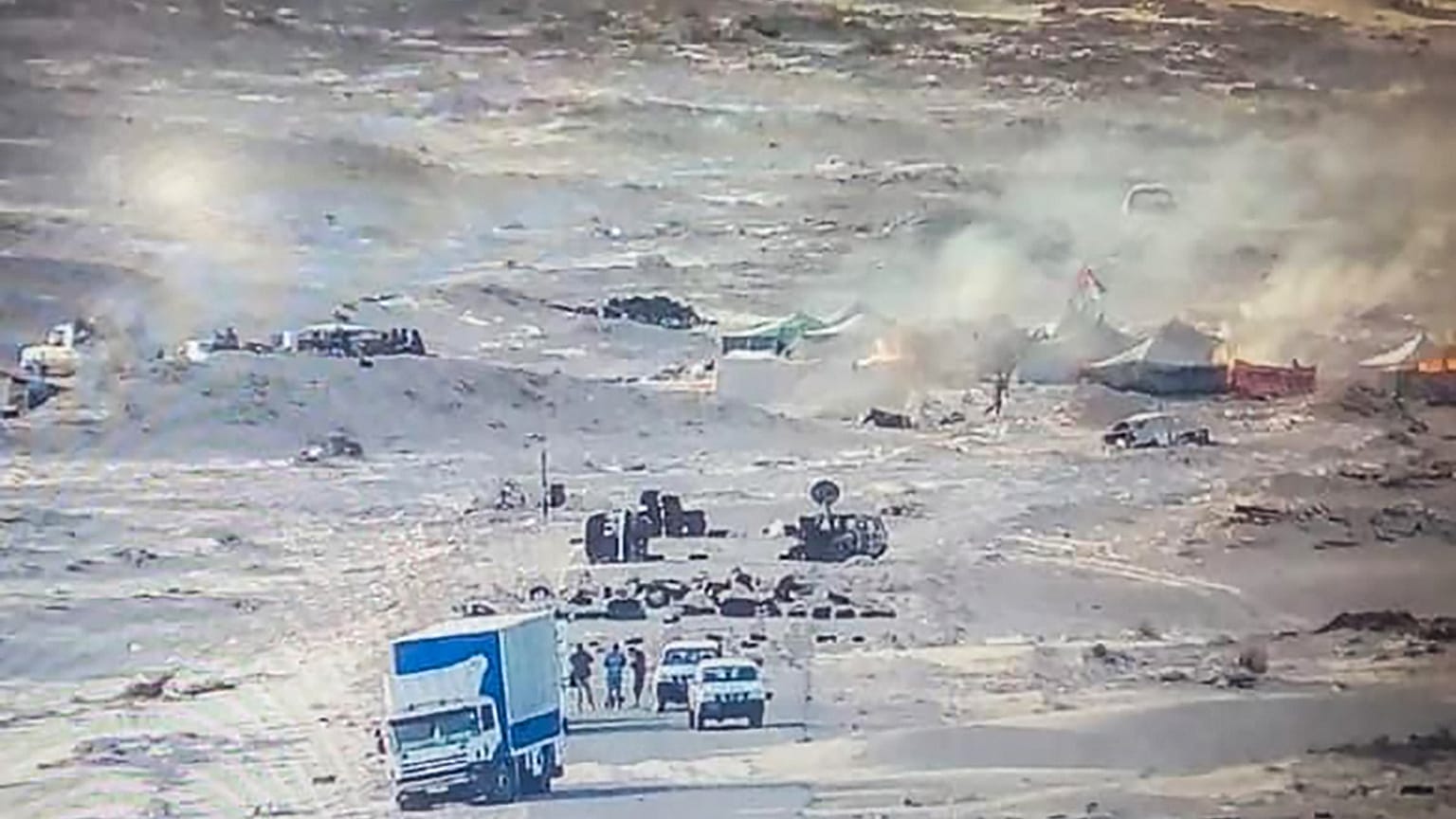 النيران في خيام  تستخدمها جبهة البوليساريو في منطقة الكركرات الواقعة في الصحراء الغربية