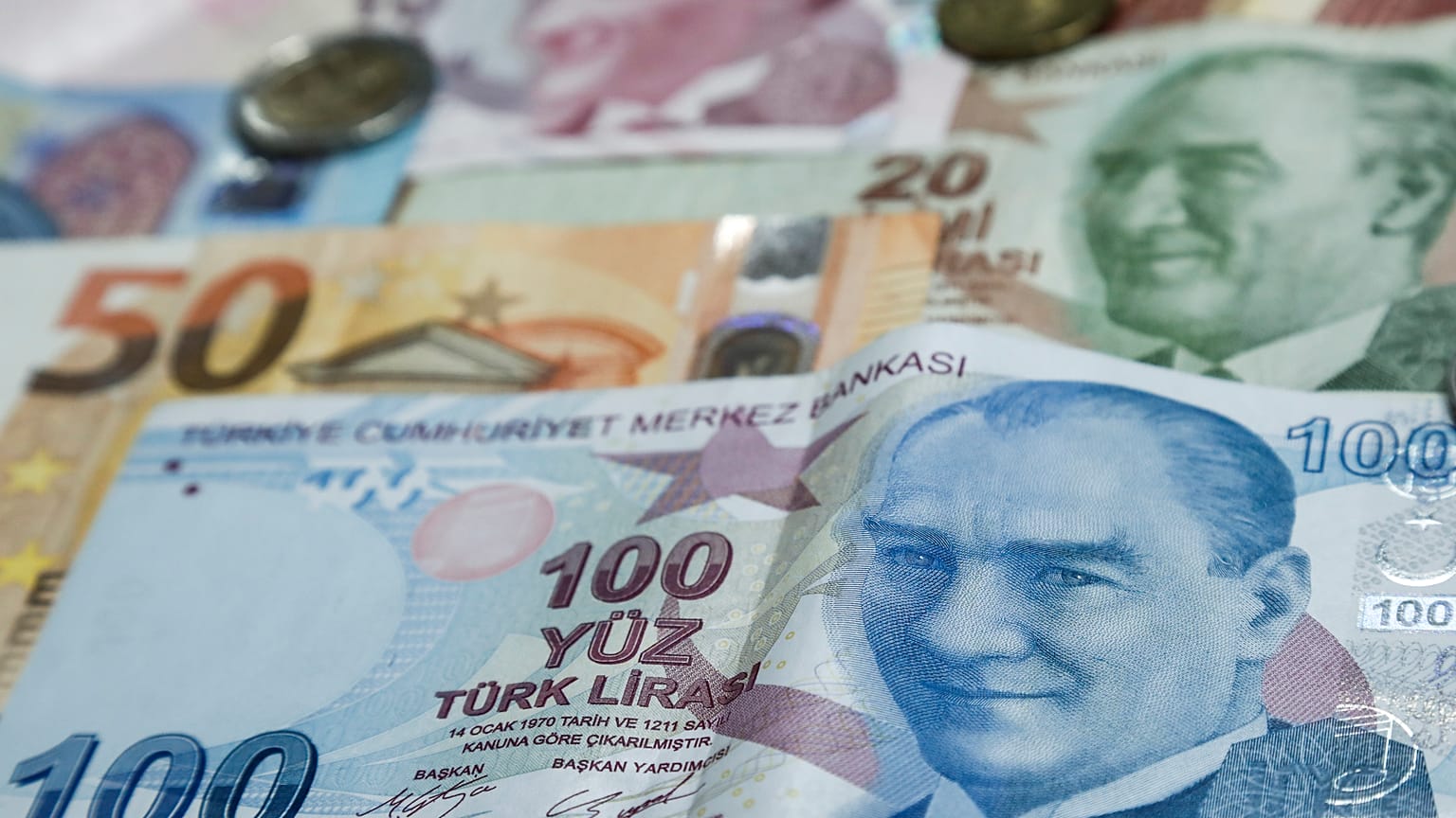 Çok uluslu yatırım bankası Goldman Sachs, Türk Lirası'nın değer kazanma trendinin rezervlerle sınırlanabileceğini duyurdu.