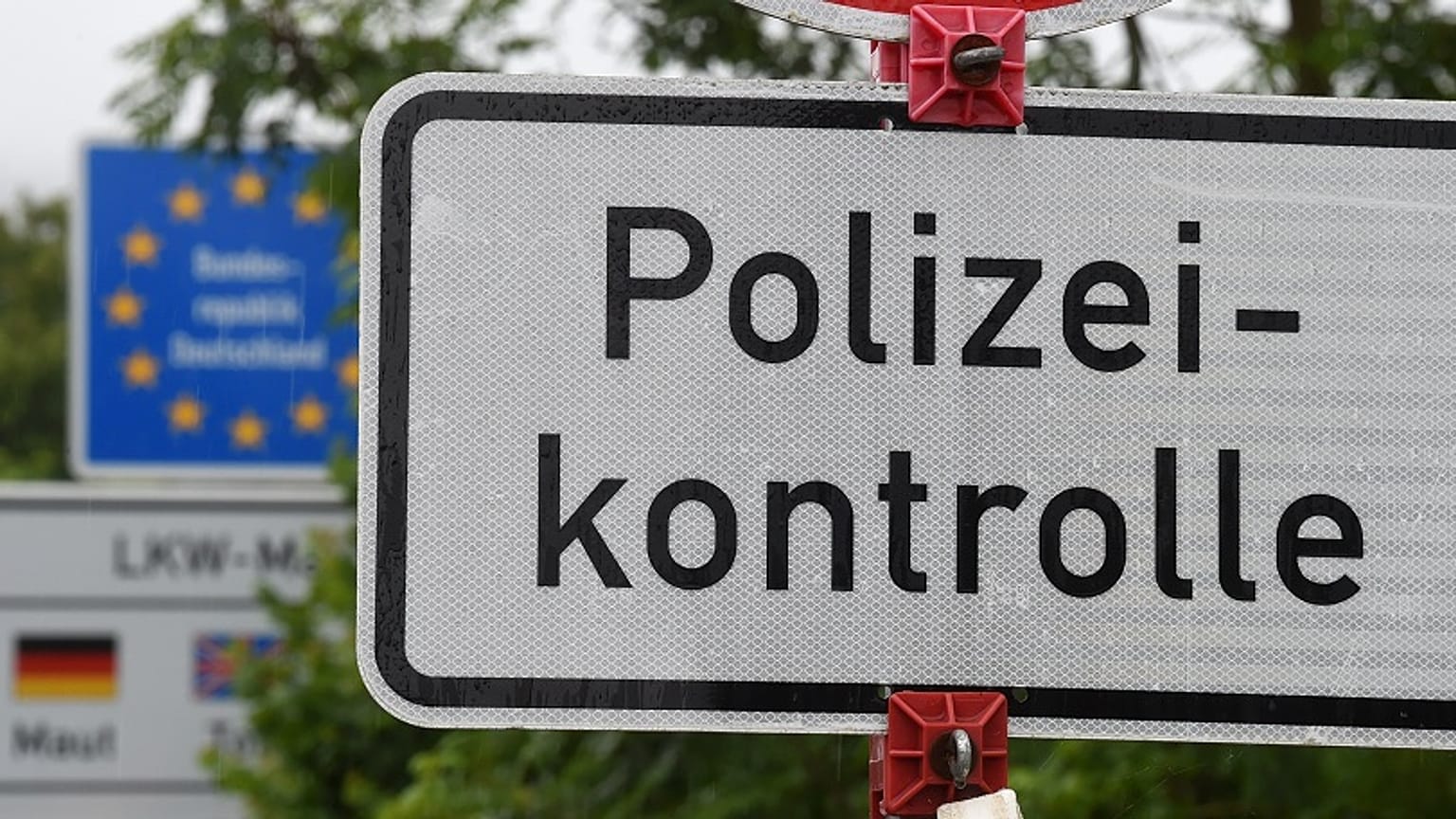 Straßenschild am Grenzübergang