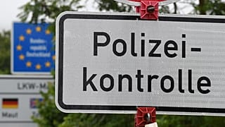 Straßenschild am Grenzübergang