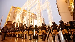 Сотрудники силовых структур перекрывают улицу в Москве 23 января 2021