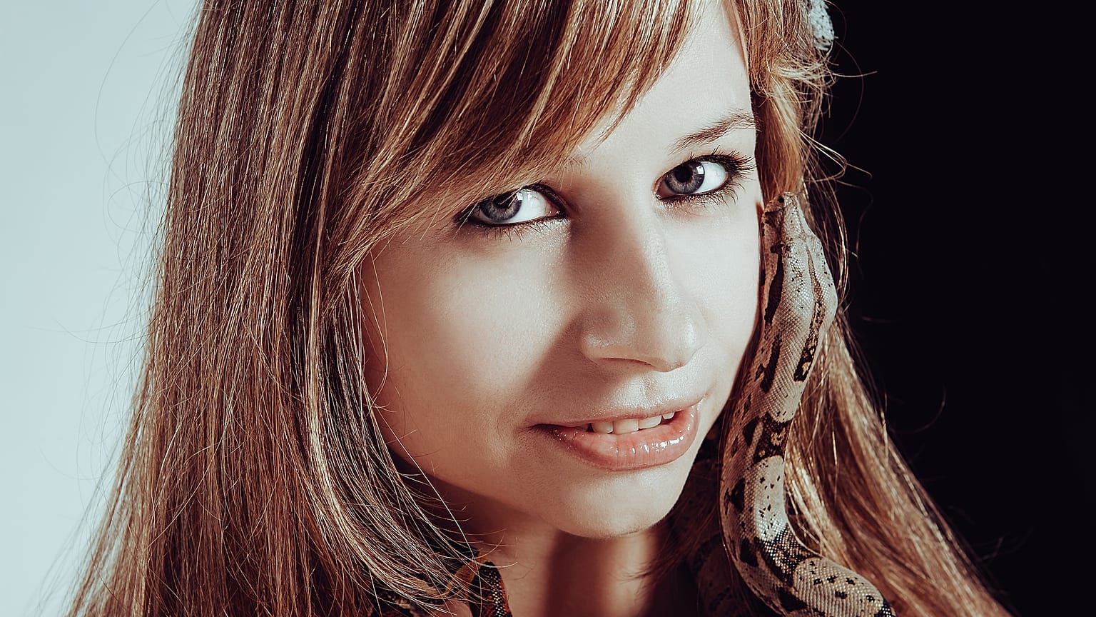 امرأة وثعبان 