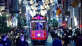 Türkiye'de Covid-19 nedeniyle son 24 saatte 140 kişi yaşamını yitirdi, 684'ü hastaneye başvuran hastalar olmak üzere 5 bin 277 yeni vaka tespit edildi.