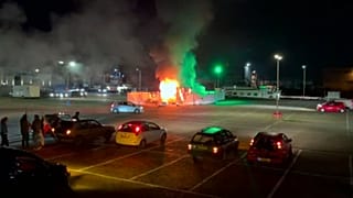 Sur cette image tirée d'une vidéo, on voit un centre de test COVID-19 après avoir été incendié à Urk, à 80 kilomètres au nord-est d'Amsterdam, le samedi 23 janvier 2021.