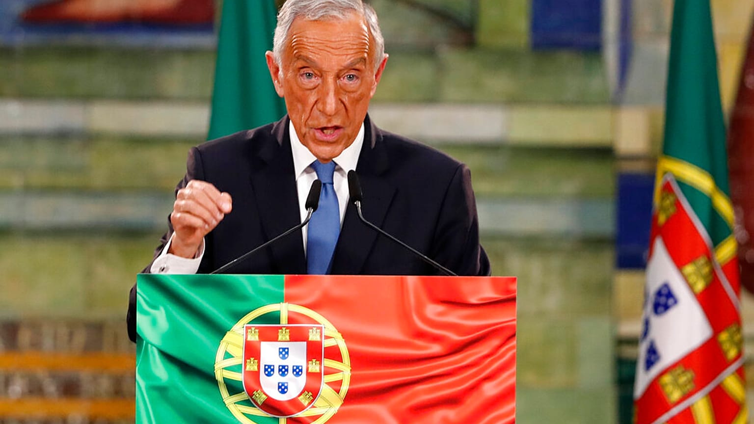 Marcelo Rebelo de Sousa andou à noite às voltas em Lisboa, à espera que os candidatos derrotados fizessem os discursos