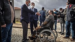 Der amtierende Präsident Rebelo de Sousa am Tag seines Triumphes im Gespräch mit einem Wähler