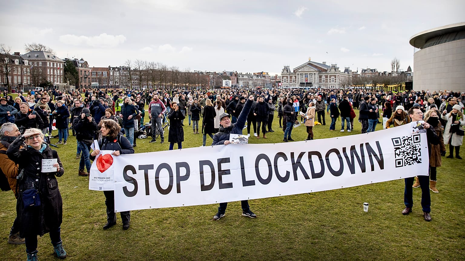 Amsterdam'da Covid-19 önlemleri protesto edildi