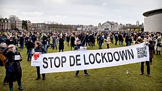 Amsterdam'da Covid-19 önlemleri protesto edildi