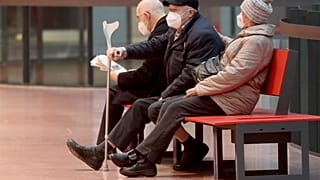 Des personnes portant des masques de protection FFP2 dans un centre commercial à Vienne, en Autriche, le 25 janvier 2021