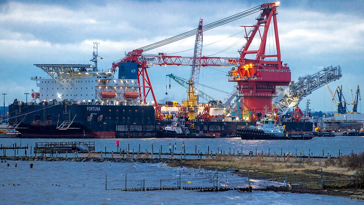 Schlepper bringen das russische Verlegeschiff "Fortuna" im Hafen von Wismar in Position, 14.01.2021