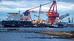 Schlepper bringen das russische Verlegeschiff "Fortuna" im Hafen von Wismar in Position, 14.01.2021
