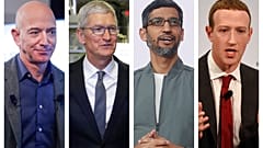 Jeff Bezos, Tim Cook, Sundar Pichai és Mark Zuckerberg, az Amazon, az Apple, a Google és a Facebook vezérigazgatói. Csak Pichai nem dollármilliárdos közülük