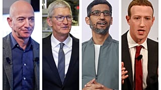 Jeff Bezos, Tim Cook, Sundar Pichai és Mark Zuckerberg, az Amazon, az Apple, a Google és a Facebook vezérigazgatói. Csak Pichai nem dollármilliárdos közülük