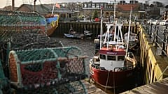 Fischerboote im Hafen von Whitby im Nordosten Englands