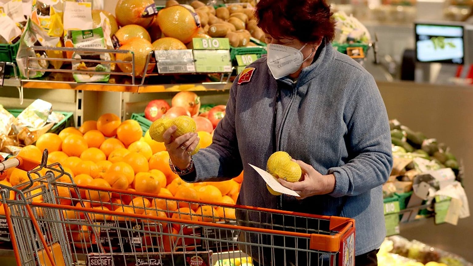Una donna indossa una Ffp2 al supermercato, Vienna
