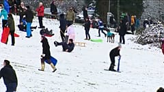 La neige a fait le bonheur des petits et des grands au Royaume-Uni ce dimanche