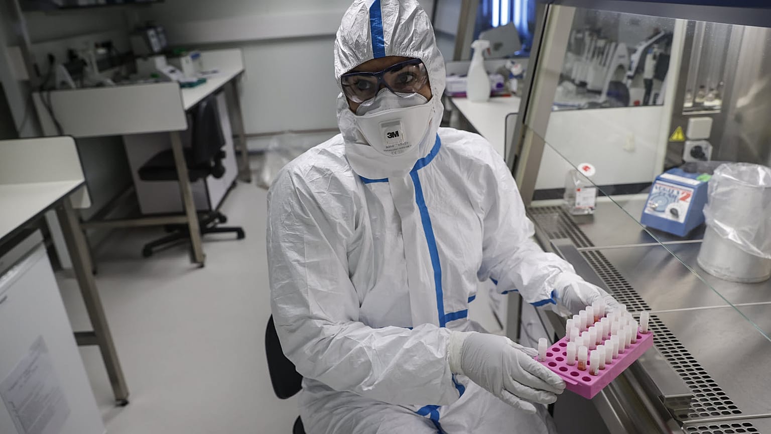 Pasteur Enstitüsü çalışanı