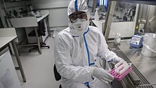 Pasteur Enstitüsü çalışanı