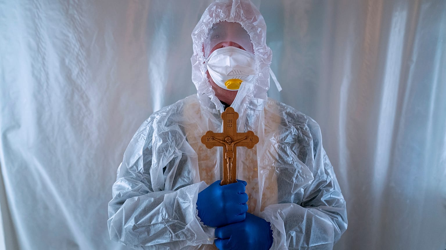 Un sacerdote de la Iglesia greco-católica ucraniana en la entrada de la unidad de cuidados intensivos del hospital de Lviv, Ucrania, el 9 de enero de 2021.
