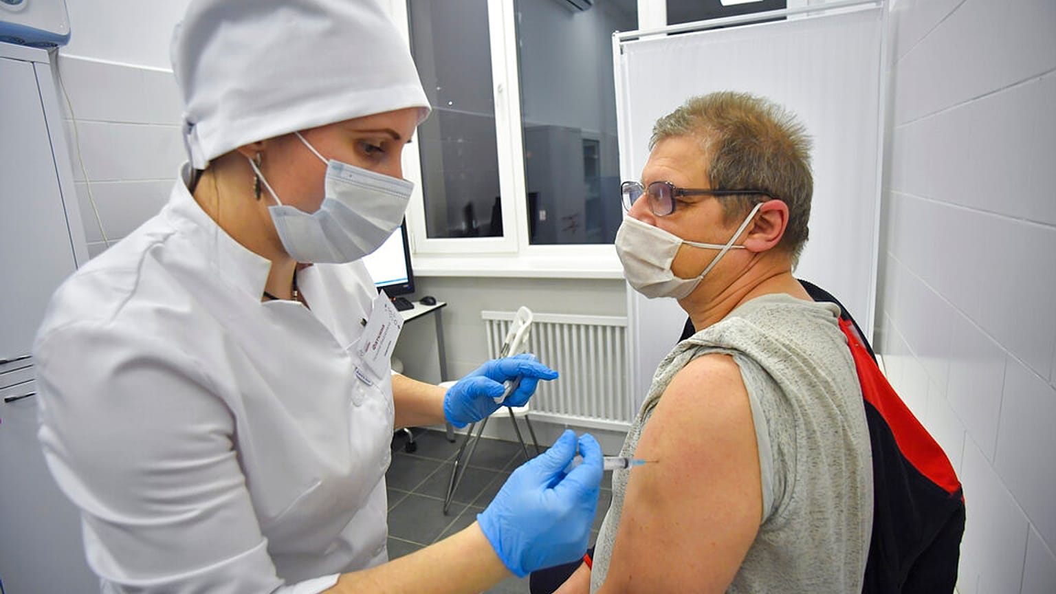Una vaccinazione con lo Sputnik V a Mosca - 28.12.2020