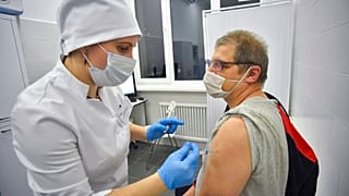 Una vaccinazione con lo Sputnik V a Mosca - 28.12.2020
