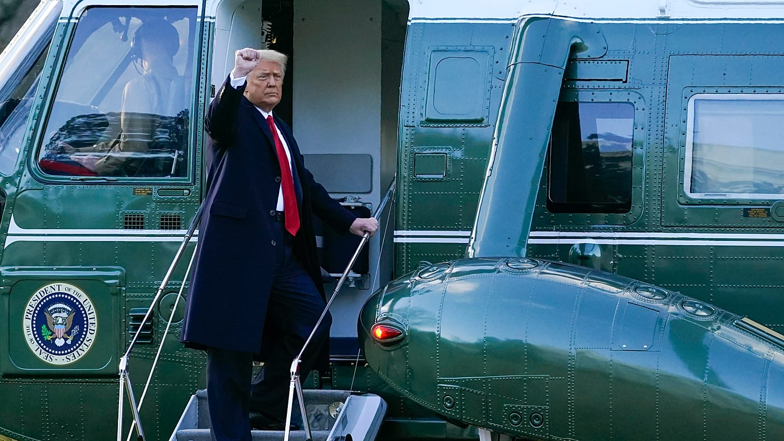 Trump Beyaz Saray'dan ayrılırken