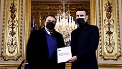 الرئيس الفرنسي إيمانويل ماكرون يلتقي بالمؤرخ بنيامين ستورا أثناء تلقيه التقرير الخاص بذكرى الاستعمار والحرب الجزائرية في قصر الإليزيه في باريس، 20 كانون الثاني/ يناير 2021.