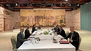 اجتماع الدبلوماسي اليوناني بافلوس أبوستوليديس ونائب وزير الخارجية التركي سيدات أونال والمتحدث باسم الرئيس التركي إبراهيم كالين في قصر دولما بهجة في اسطنبول