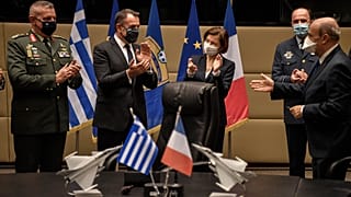 La ministra de Defensa francesa, Florence Parly y su homólogo griego, Nikos Panagiotopoulos aplauden tras la firma del acuerdo en Atenas, el 25 de enero de 2021.