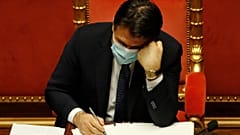 El primer ministro italiano, Giuseppe Conte, asiste a un debate en el Senado antes de un voto de confianza, en Roma, el martes 19 de enero de 2021.