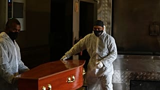 العاملون مجال صناعة النعوش ومحارق الجثث تحت الضغط بسبب ارتفاع الوفيات جراء كوفيد- 19 في كيب تاون. جنوب أفريقيا
