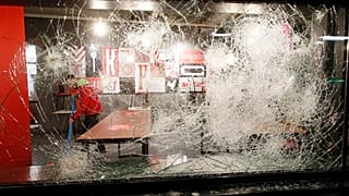 Rotterdam şehrinde bazı dükkanlar yağmalandı