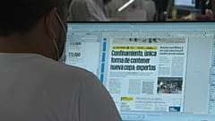 Un periodista del diario mexicano El Universal trabajando