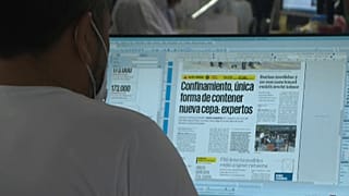 Un periodista del diario mexicano El Universal trabajando