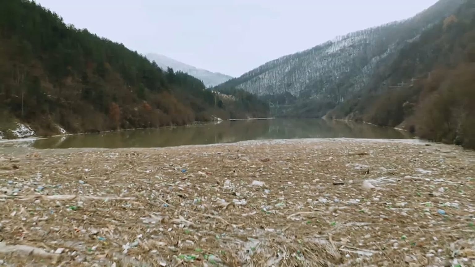 Isla de basura antes de ser retirada del río Svoge