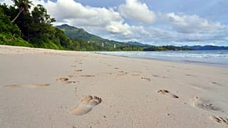 Fußspuren am Strand