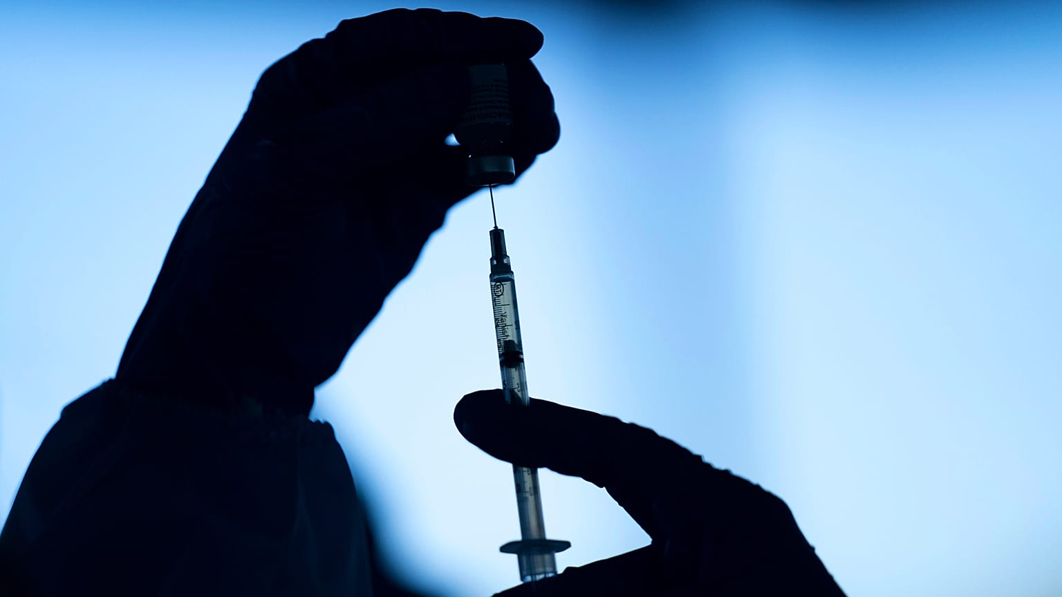 A Pfizer-BioNTech vakcináját készíti elő egy egészségügyi dolgozó a Tudor Ranchen, a kalifornia Meccában.