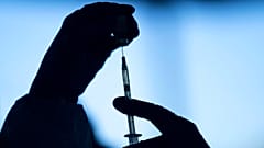 A Pfizer-BioNTech vakcináját készíti elő egy egészségügyi dolgozó a Tudor Ranchen, a kalifornia Meccában.